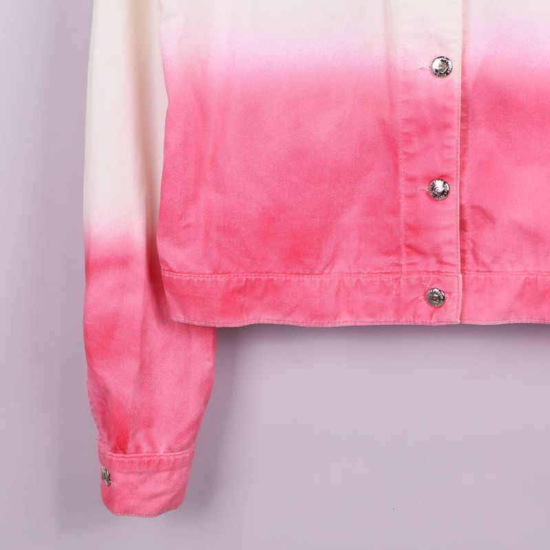 Närbild på nedre delen och ärmslut på jeansjackan med rosa batik