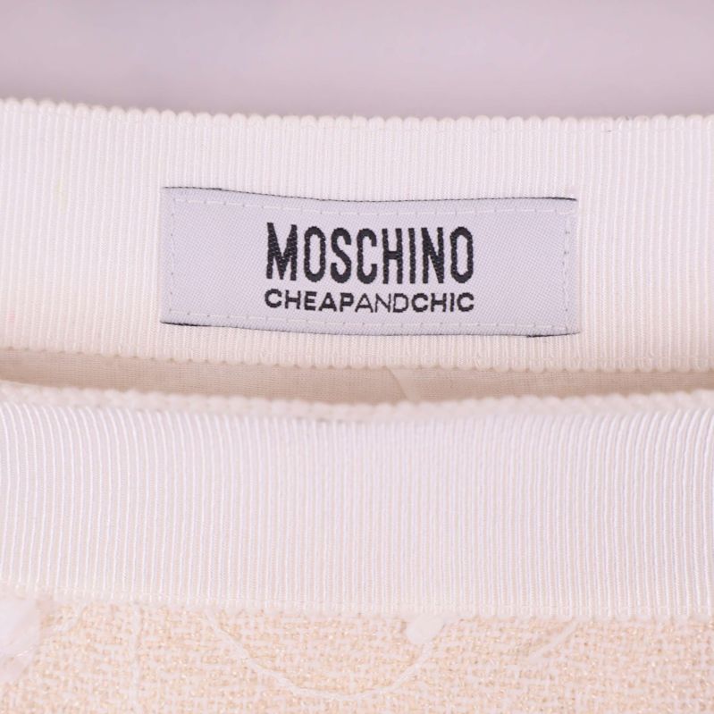 Närbild på Moschino Cheap and Chic logotyp på insidan av midjan