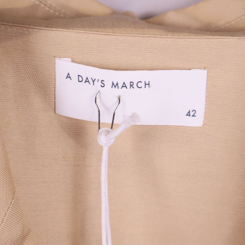 Nacketikett med A Day's March och storlek 42