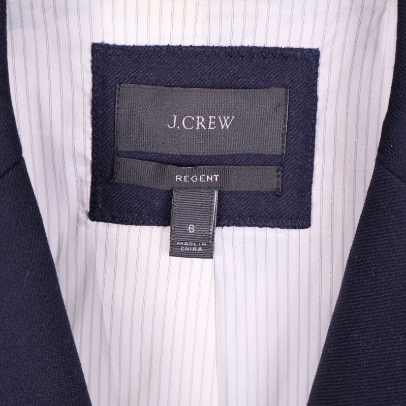 Närbild på etikett inuti blazer med märket J.Crew och storlek 8