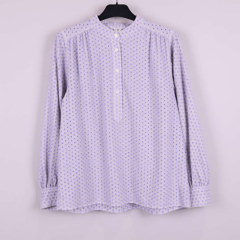 Blus med lila broderade blommor framifrån med ståkrage