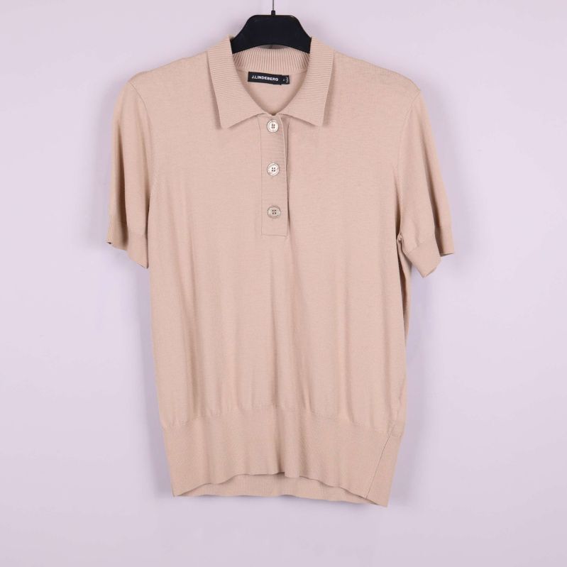 Beige kortärmad pikétröja framtill på galge