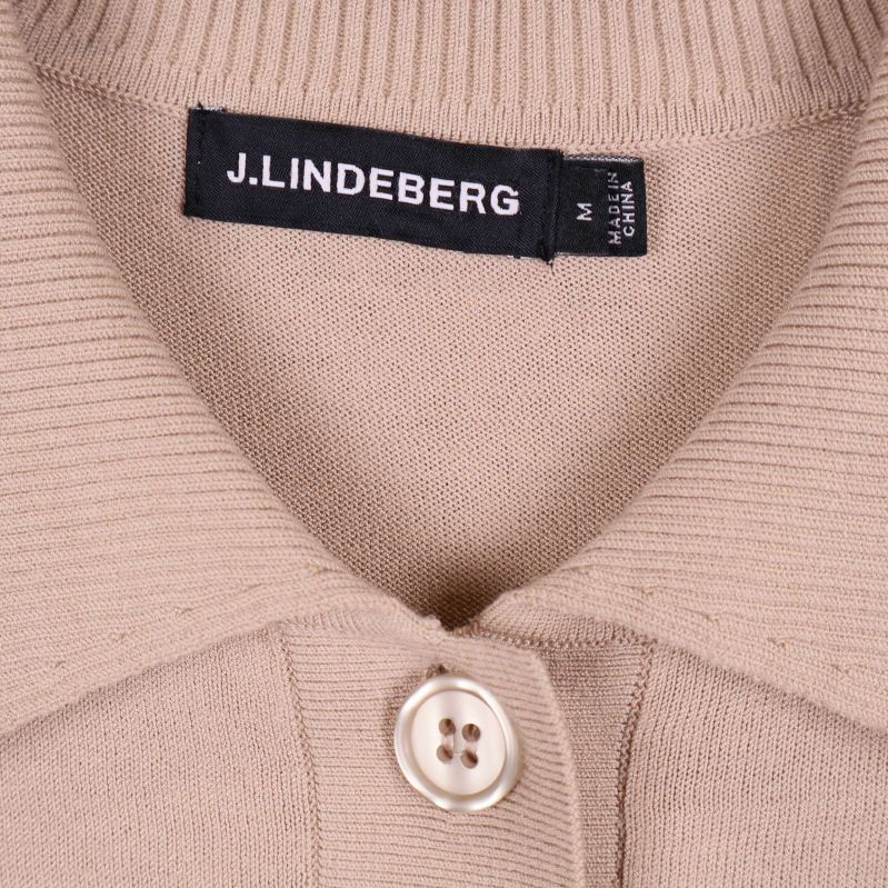 Närbild på J.Lindeberg etikett och krage