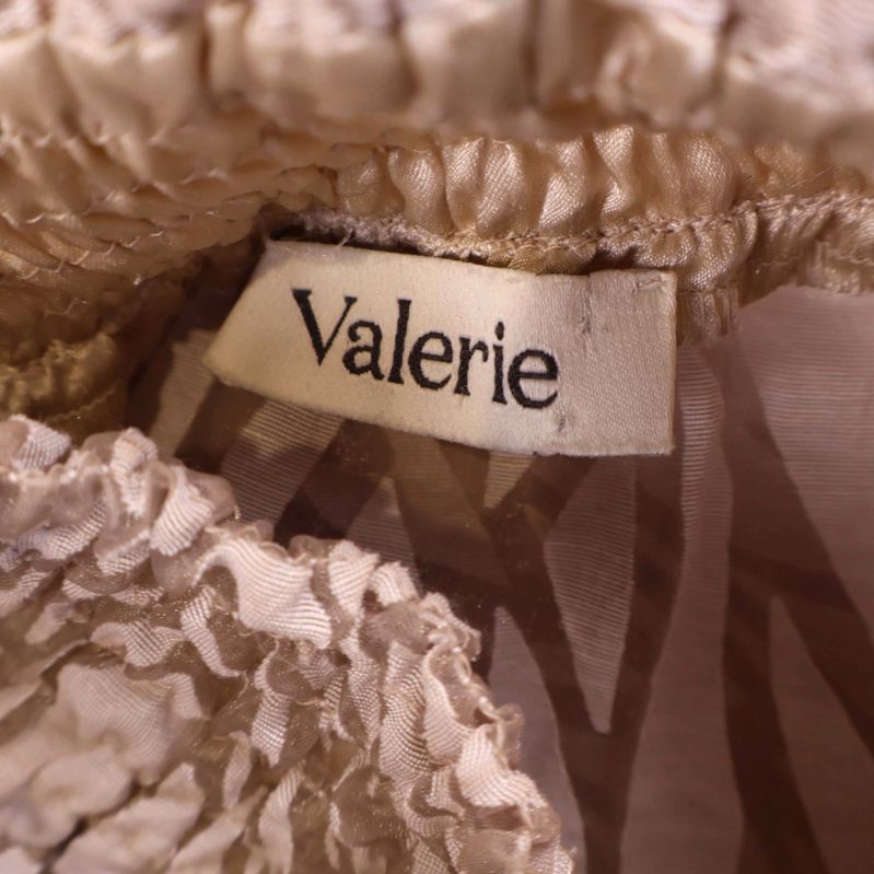 Valerie varumärkestag inuti blusen