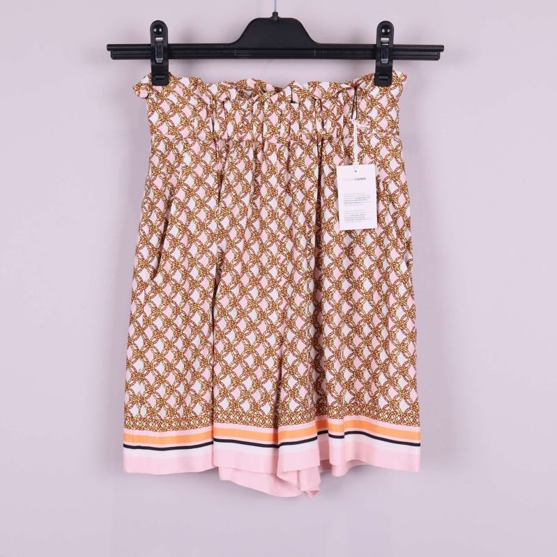 Shorts med grafiskt mönster och kontrastkant framtill