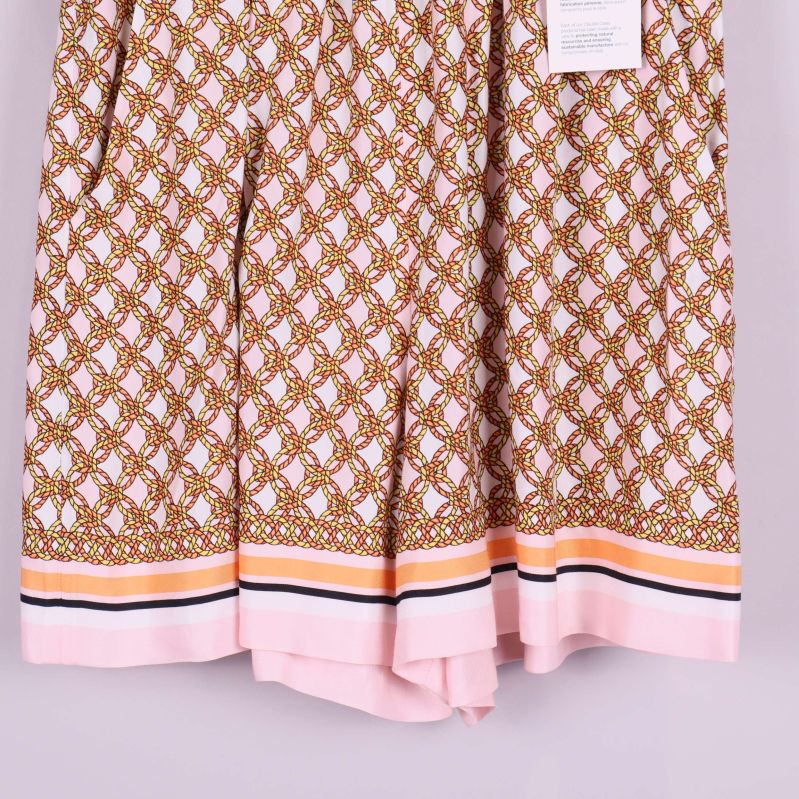 Närbild på shortsen nertill med rosa och aprikos kant