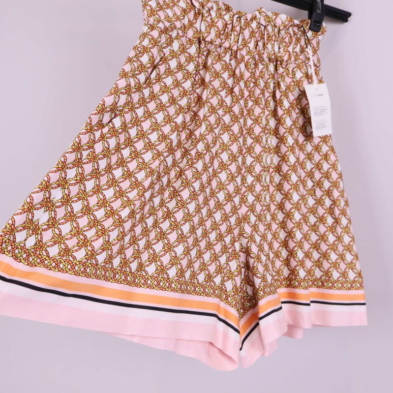 Shorts med mönster visade i sned vinkel