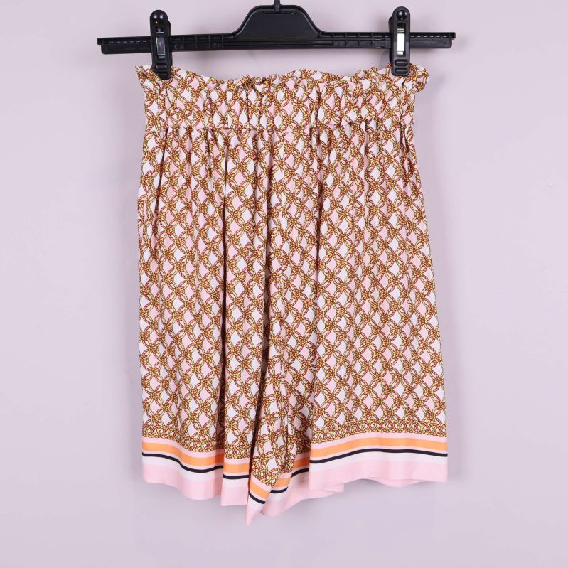 Baksida av shorts med samma grafiska mönster