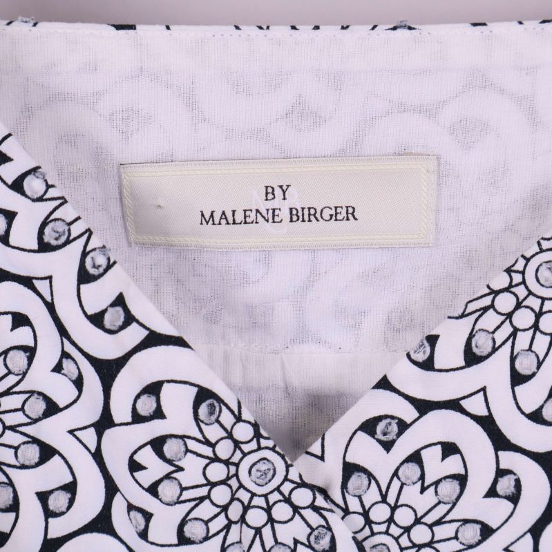 Närbild på By Malene Birger-logotyp på klänningens etikett