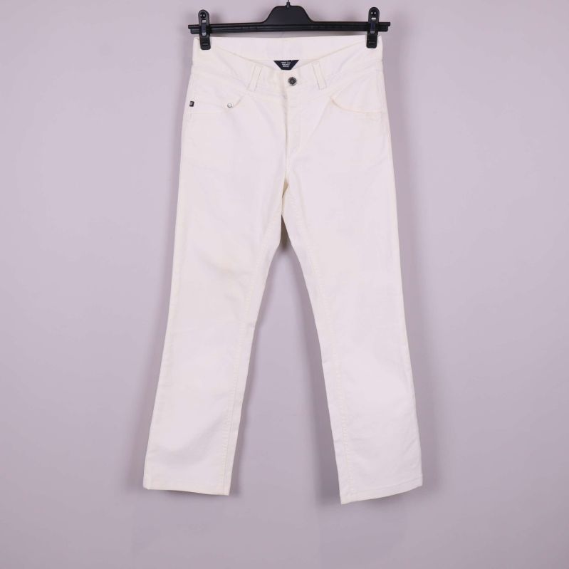 Vita bootcut jeans framifrån på galge