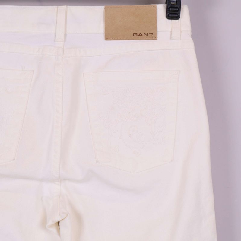Närbild bakficka och GANT-lädermärke på jeans