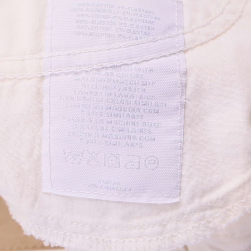 Materialetikett inuti jeans med tvättråd och fiberinnehåll