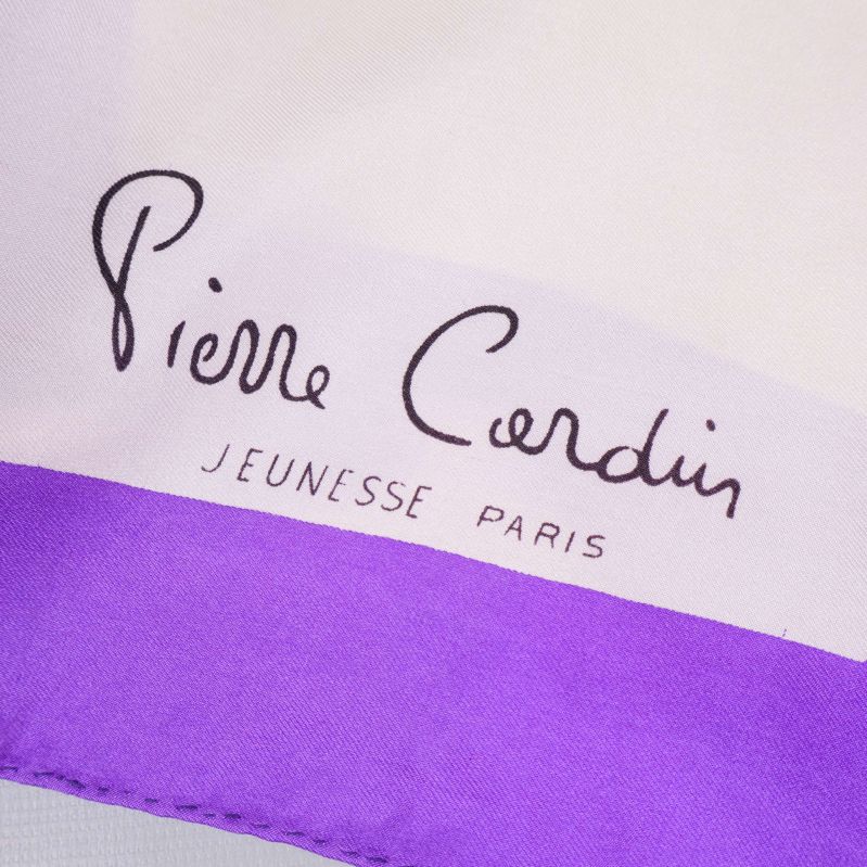 Närbild av Pierre Cardin-signatur på scarf