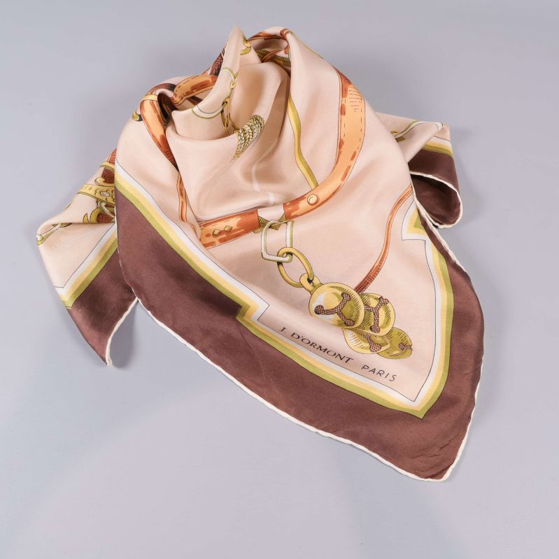 Scarf draperad  visar dess mjukhet och lyster