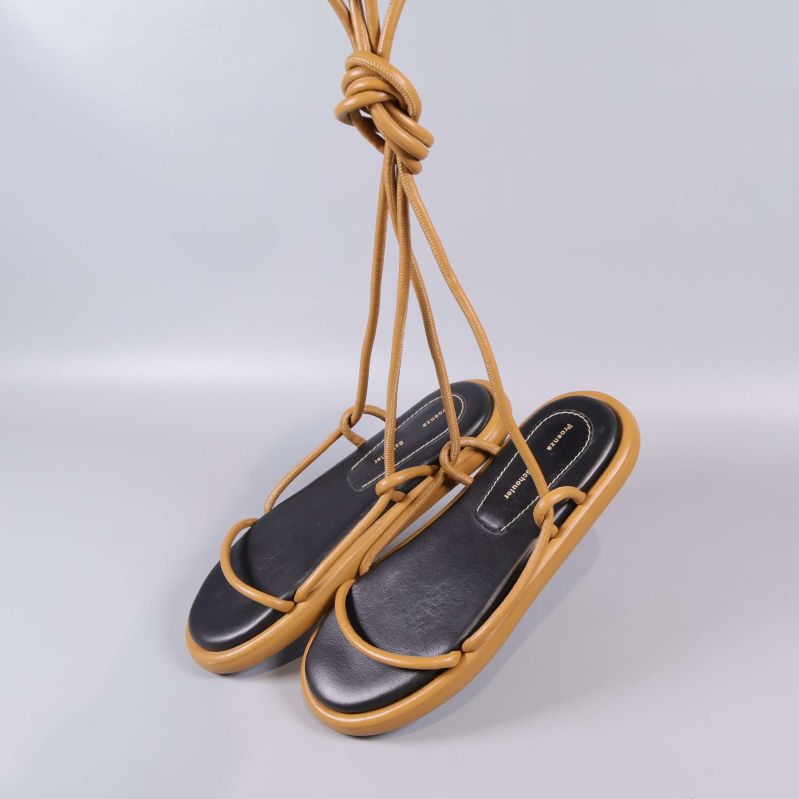 Sandaler upphängda i sina långa knytband