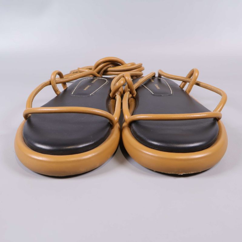 Närbild framifrån på sandalernas rundade tår