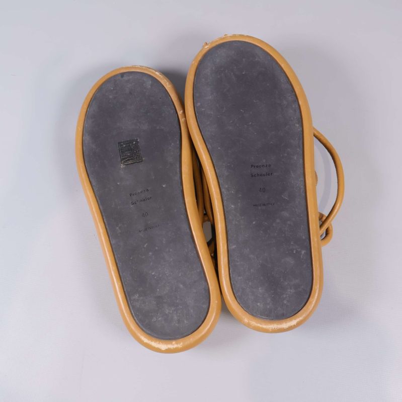 Sandaler med slitstarka gummisulor undersida