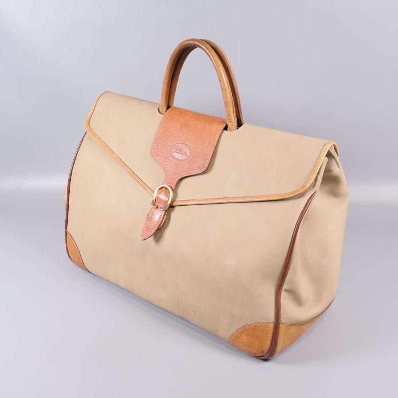 Weekendbag i beige canvas med naturfärgade läderdetaljer och handtag
