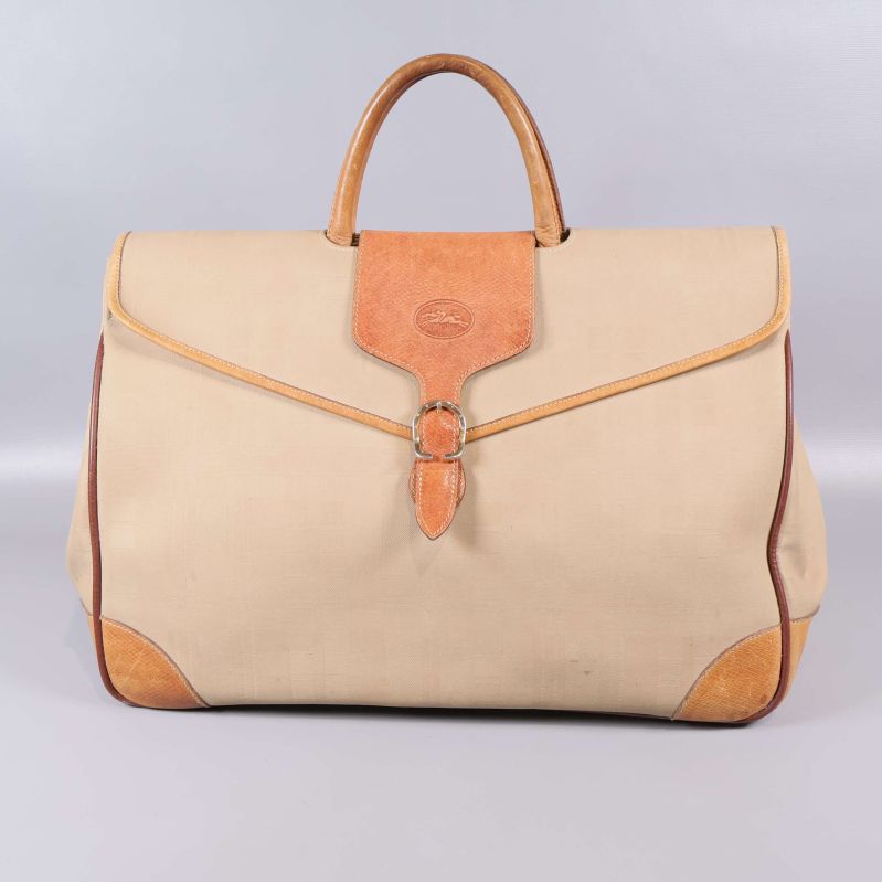 Weekendbag sedd framifrån med spänndetalj i läder