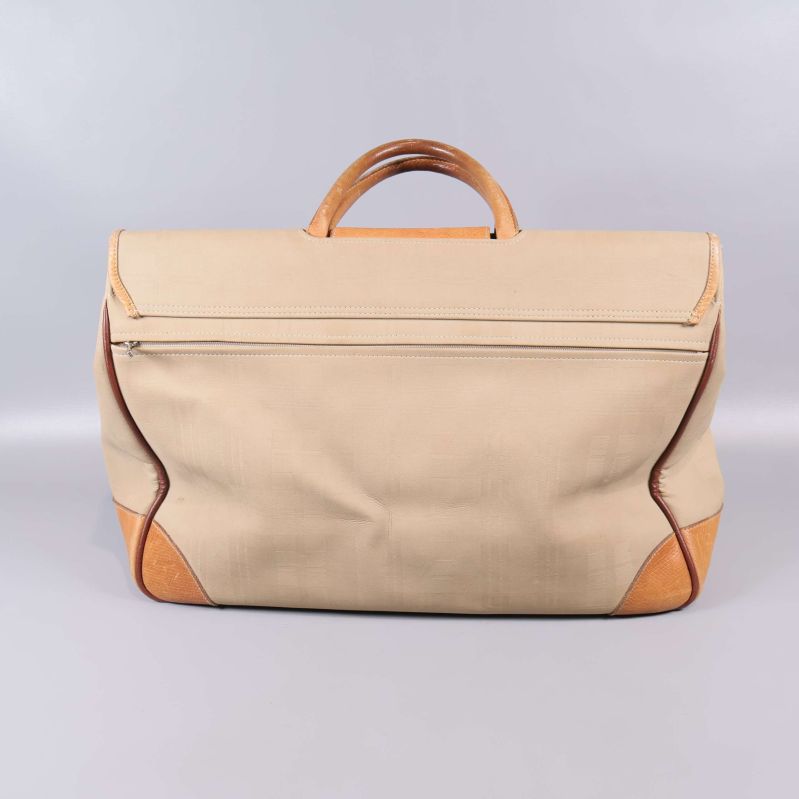 Baksidan av weekendbag med dragkedjeficka och handtag
