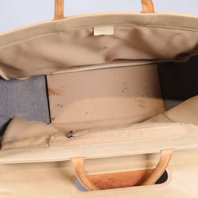 Insidan av väskan med fläckar på botten och blixtlåsficka
