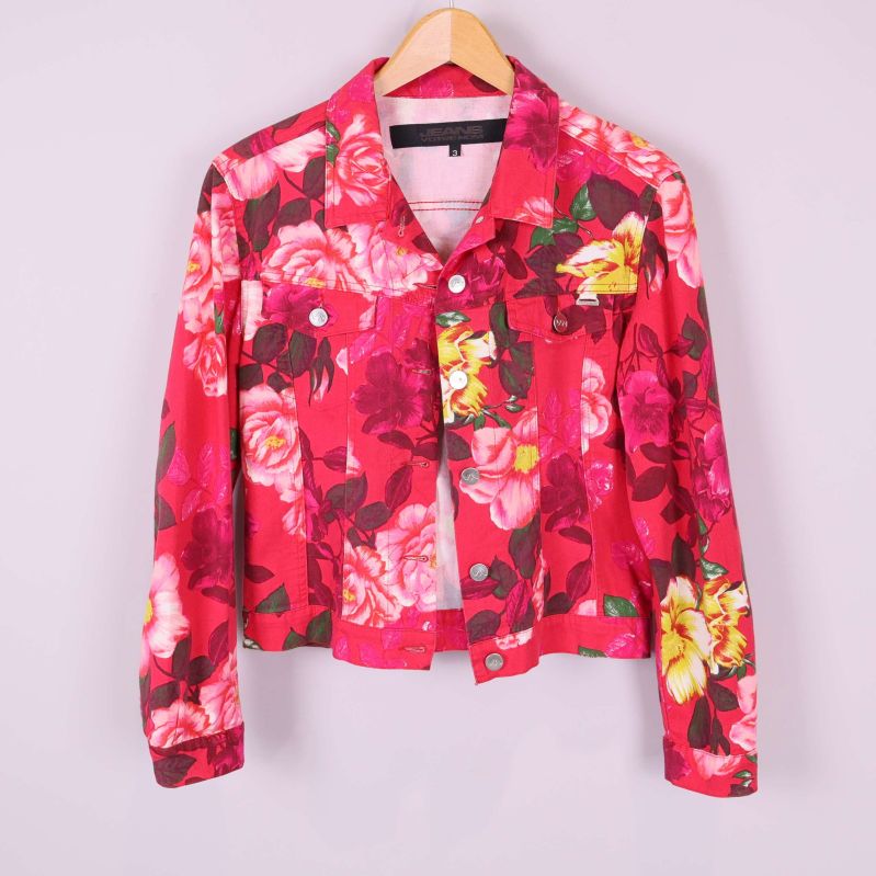 Kort jacka i rosa blommigt mönster framifrån
