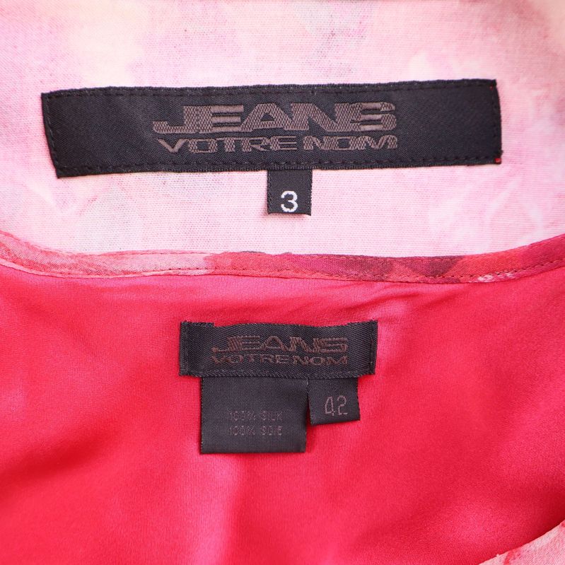 Närbild på etikett med märke JEANS VOTRE NOM och storlek