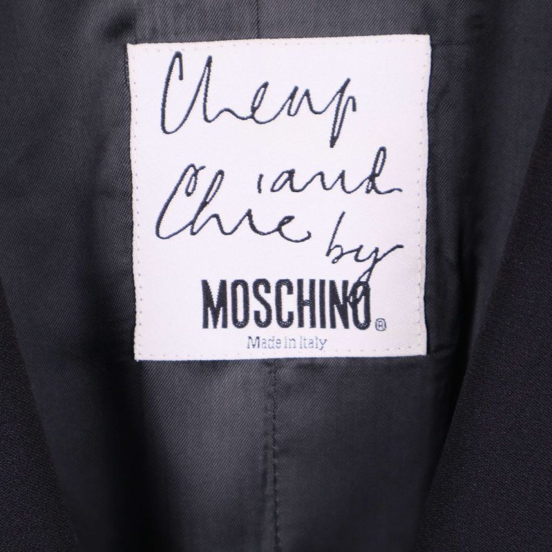 Närbild på etikett Cheap and Chic Moschino