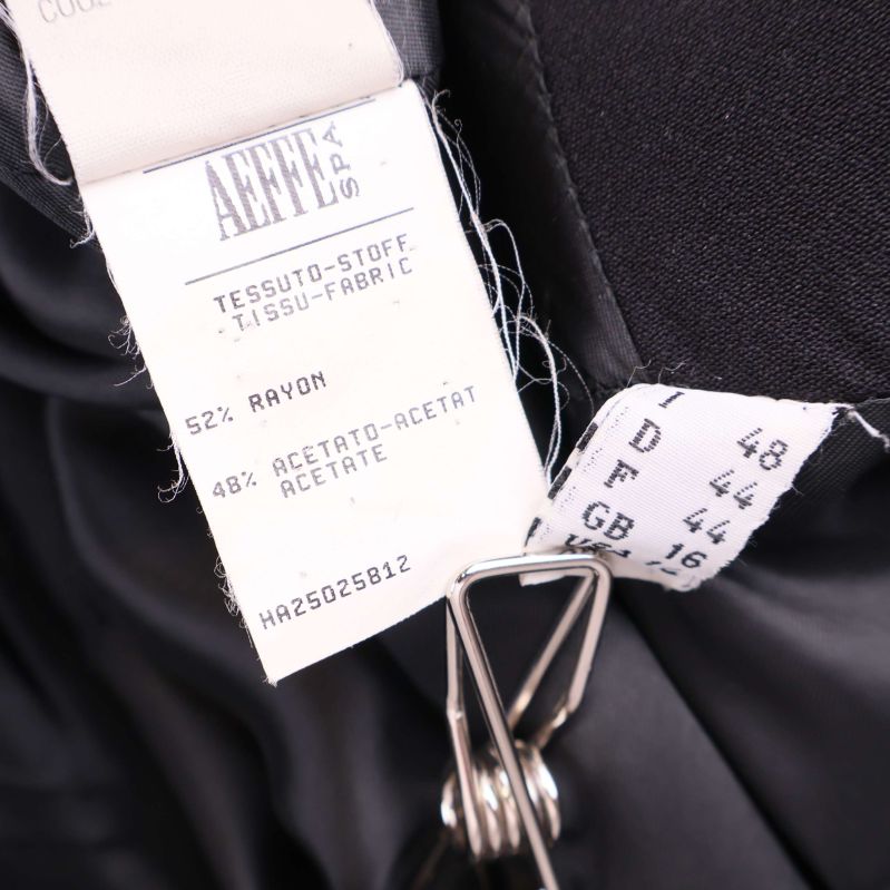 Materiallapp visar 52% rayon och 48% acetat