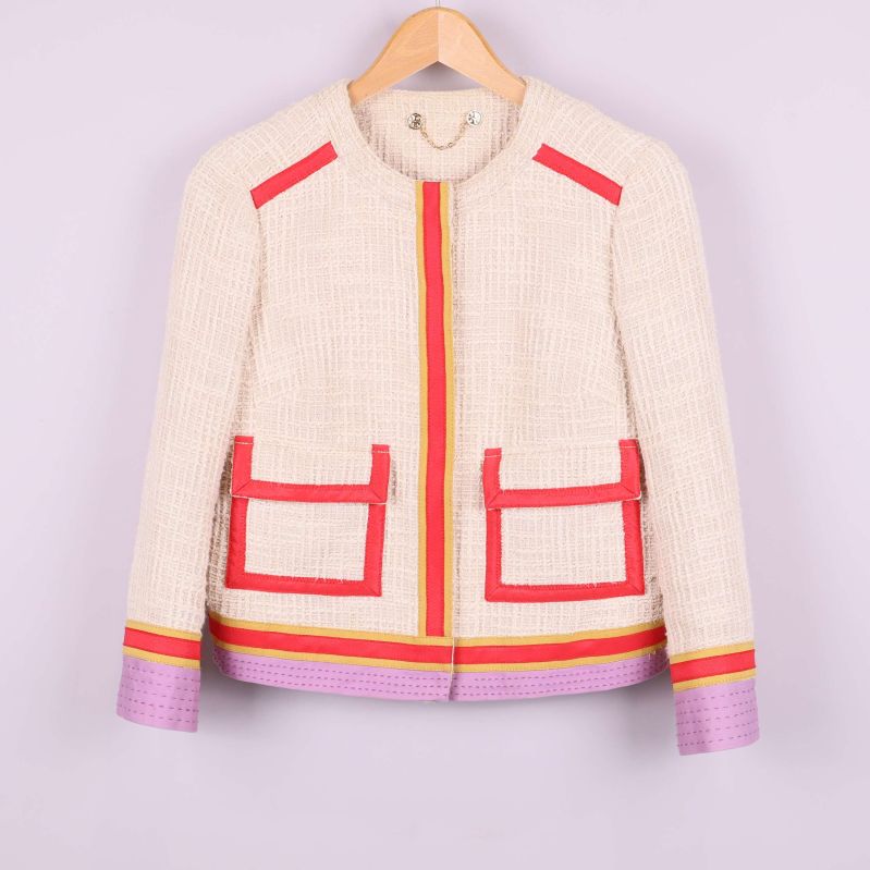 Framsida av ljus blazer med färgglada kanter och fickor