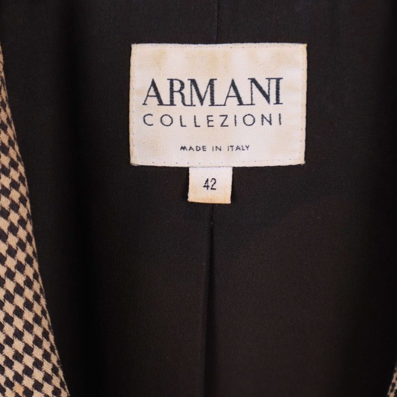 Närbild på Armani Collezioni etikett och storlek 42