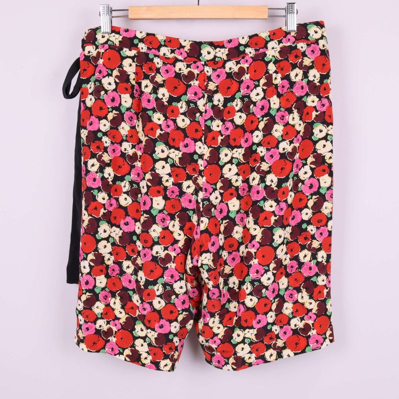 Baksida av shorts med mönster av blommor