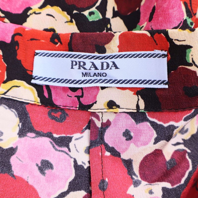 Prada Milano-logga på insidan av shortsen