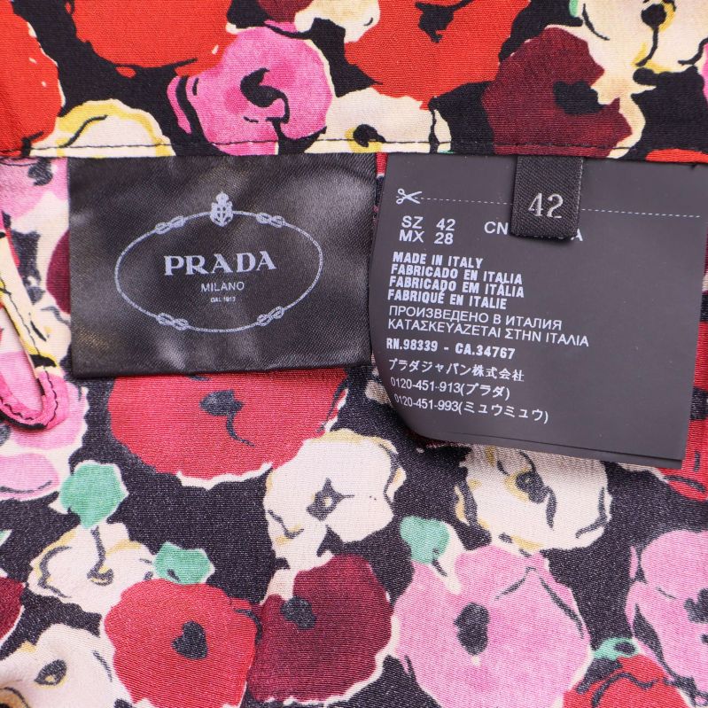Storleksetikett med Prada-logga och storlek 42