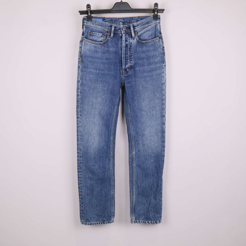 Jeans i blå denim med rak passform framifrån