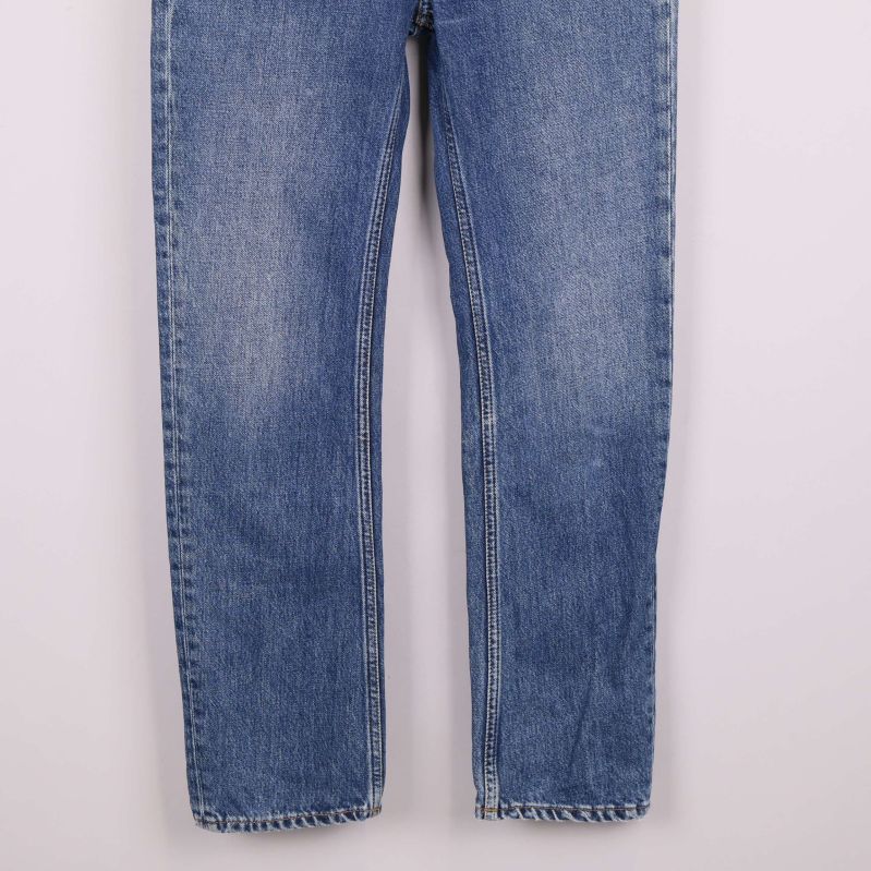 Benavslut på blå jeans med rak skärning