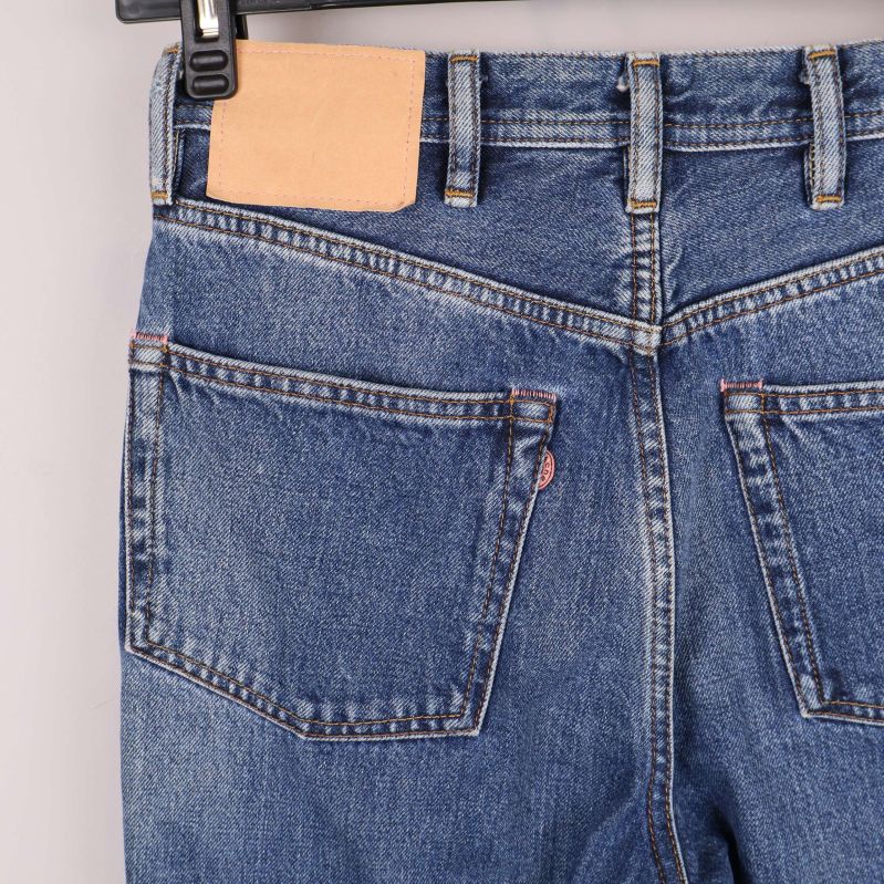 Närbild på bakfickor och midjedetaljer på jeans