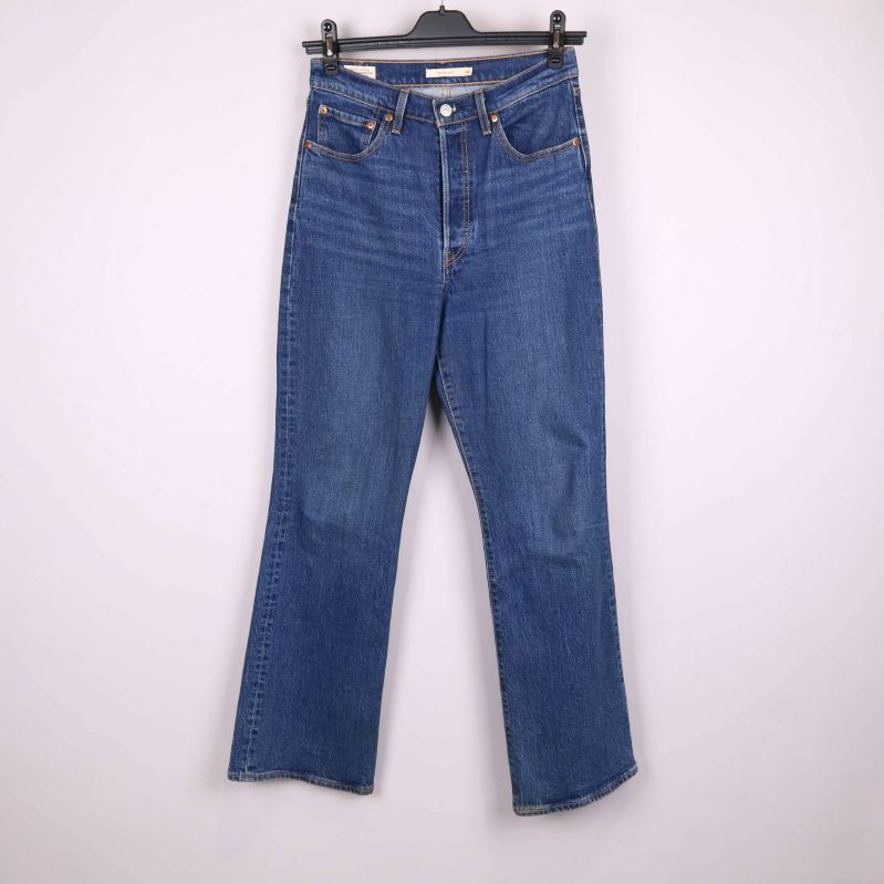 Jeans med raka ben hängande på svart galge