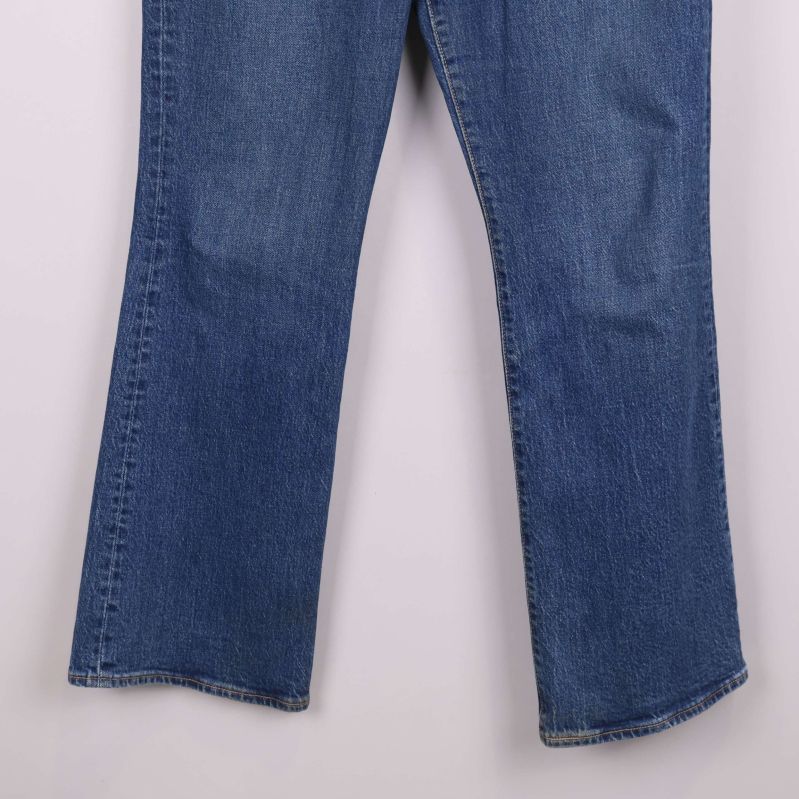 Benavslut på jeans med synlig fåll