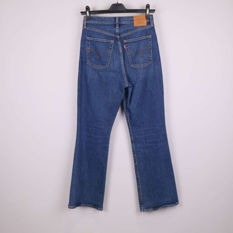 Baksida av blå jeans med två bakfickor