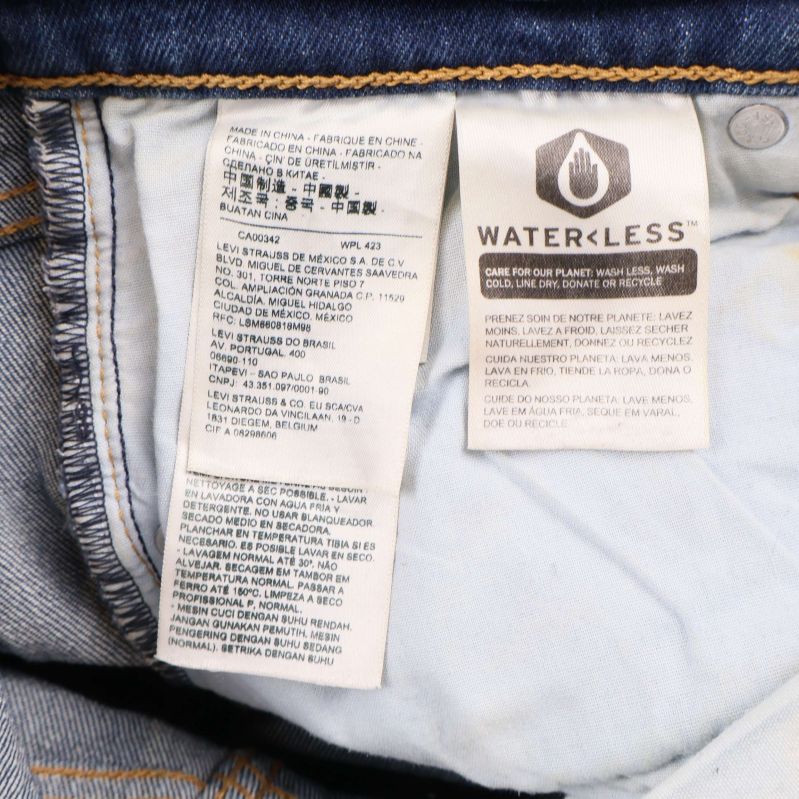 Materiallapp och Waterless-märkning inuti jeansen