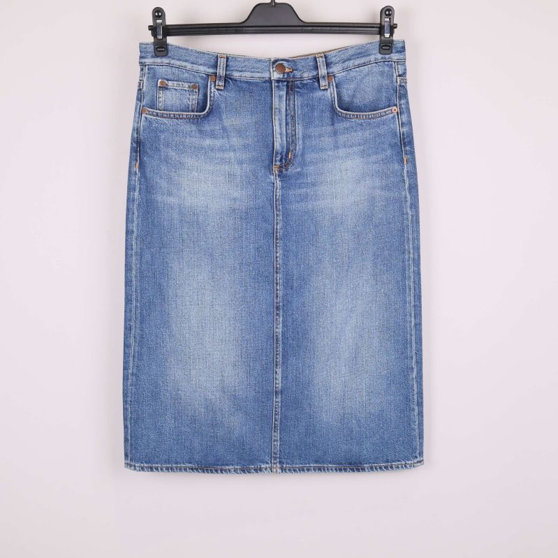 Jeanskjol i mellanblå denim upphängd framifrån
