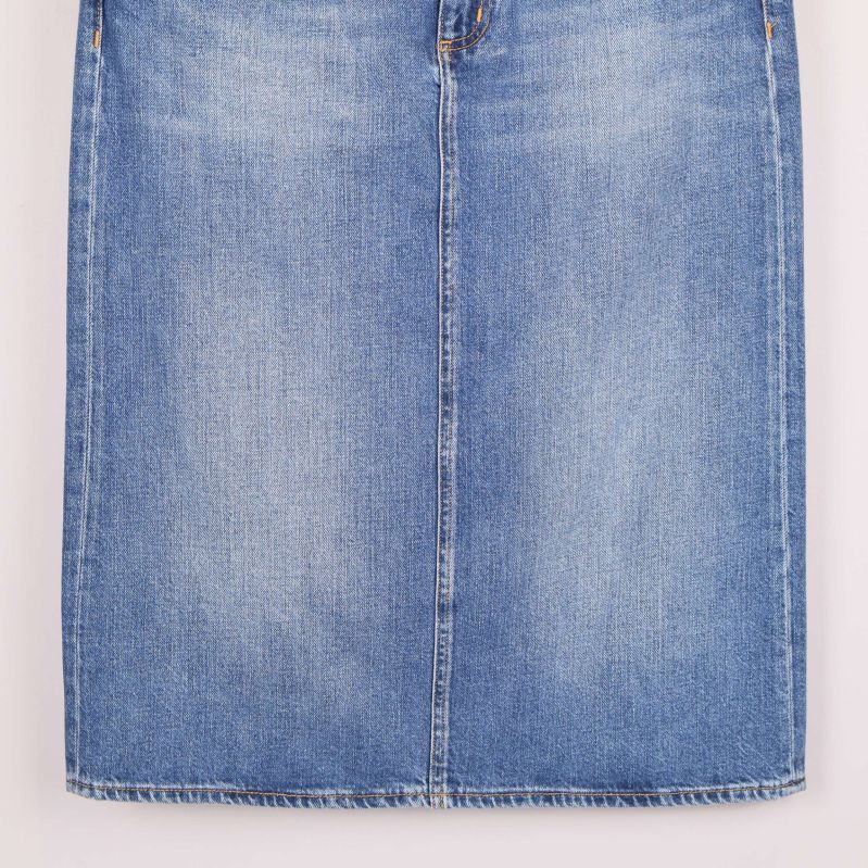 Närbild av nederdelen på den raka jeanskjolen
