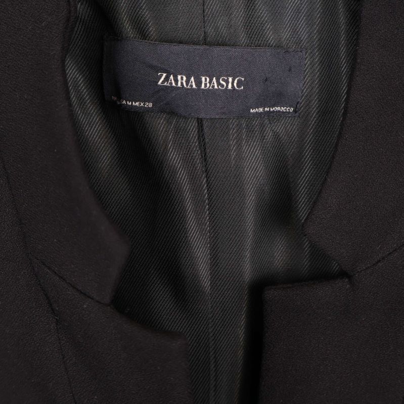 Närbild på ZARA BASIC etikett i kavajens insida
