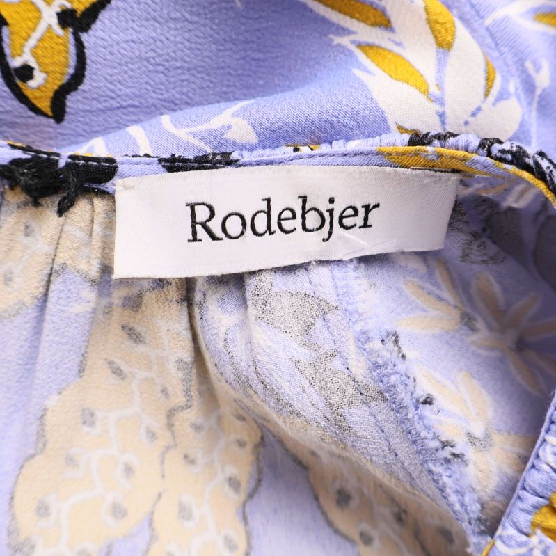 Tygmärke med Rodebjer-logotyp på klänningens insida