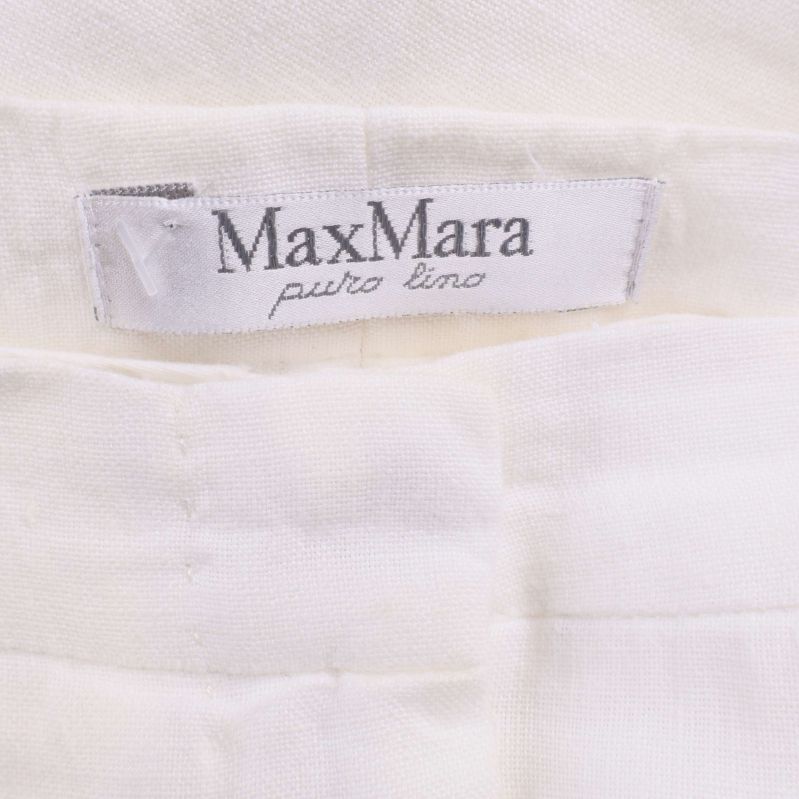 Närbild på MaxMara-etikett i vitt linnetyg