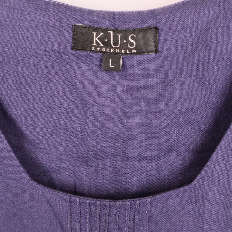 Närbild på etikett med K.U.S Stockholm logga