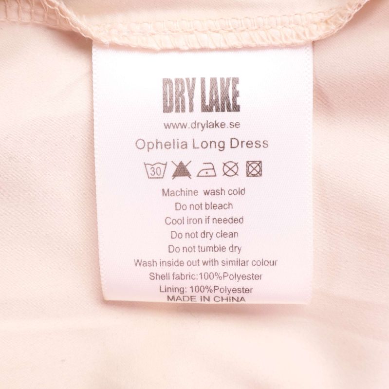 Materiallapp där det står 100% polyester till yttertyg och foder
