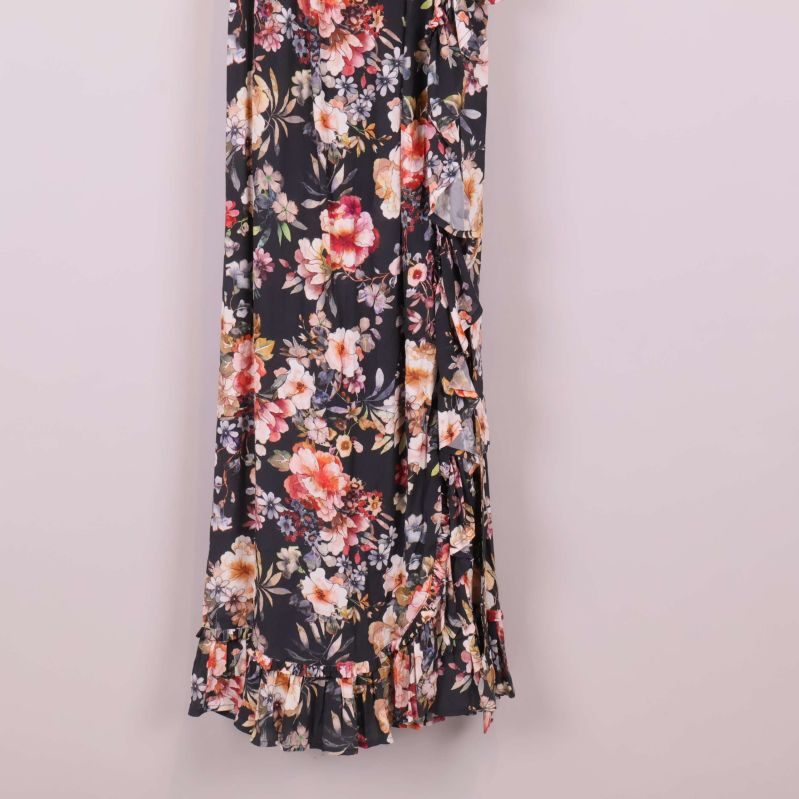 Närbild på nederkant med volang och blomsterprint