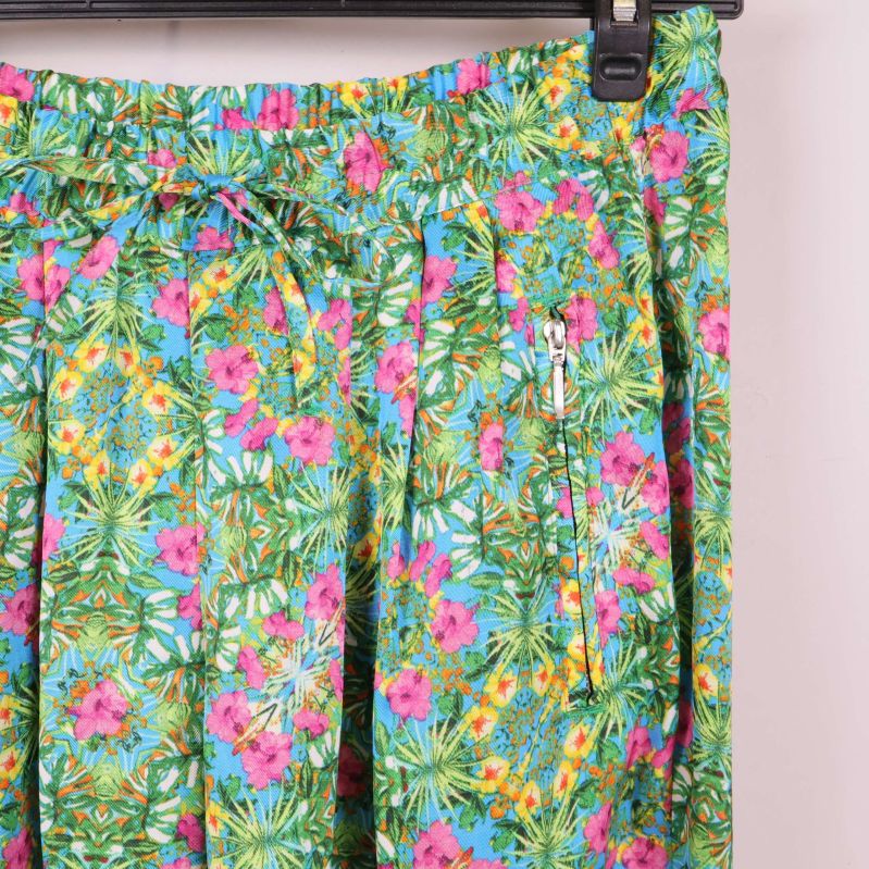 Närbild på blommigt tyg och ficka på byxorna